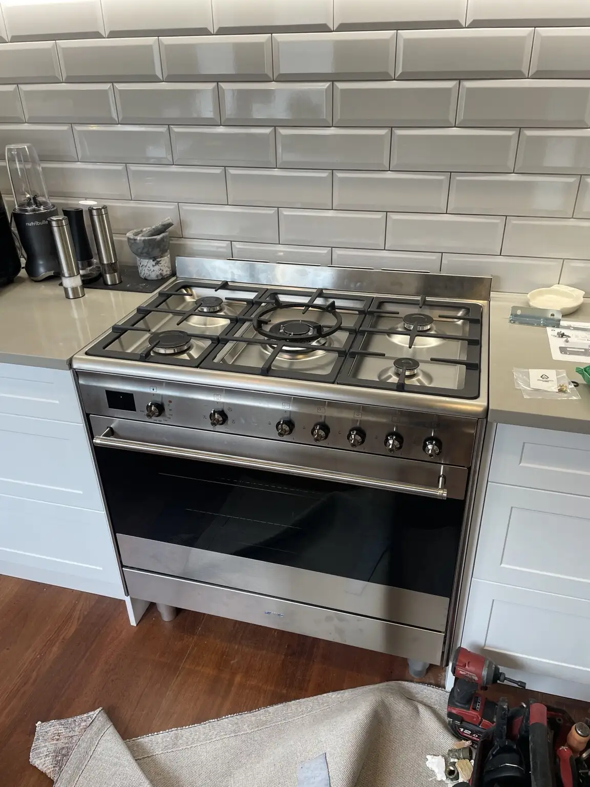 Freestanding gas cooker installed in a kitchen