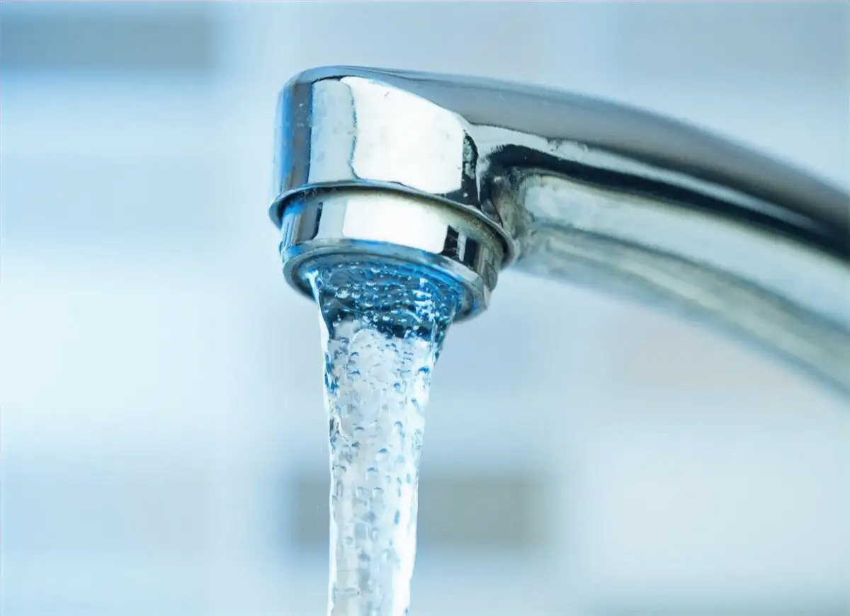 Water running from a kitchen mixer tap